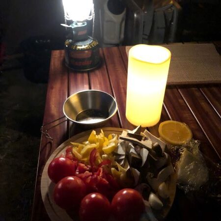 コールマンガスランタンの灯りでパエリア野菜の準備