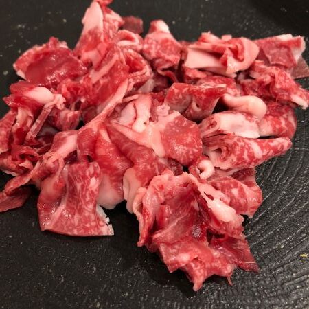 JHQマルチグリドルで牛肉を炒める