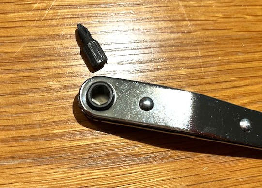 【ドラム式洗濯機・東芝ZABOON・ザブーン】洗濯物のほこりでお悩みの方へ・奥の手!掃除方法 ラチェットドライバー