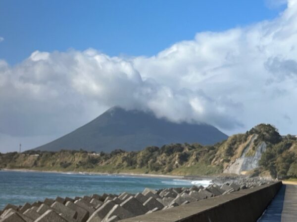 鹿児島旅行山川砂むし温泉「砂湯里」から望む開聞岳