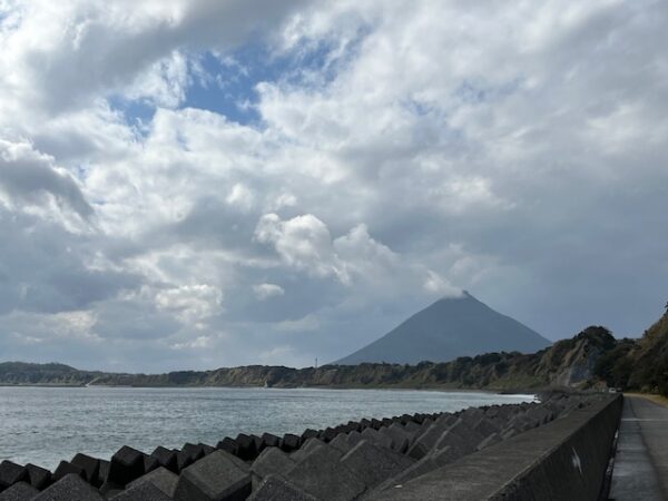 鹿児島旅行山川砂むし温泉「砂湯里」からのぞむ開聞岳