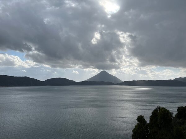 鹿児島旅行指宿池田湖から開門岳をのぞむ