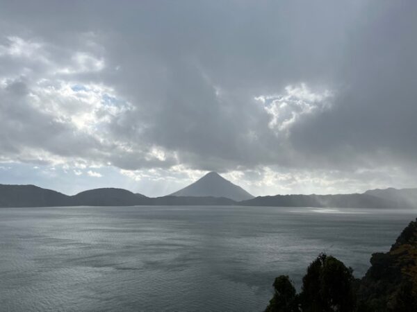 鹿児島旅行指宿池田湖から開門岳をのぞむ