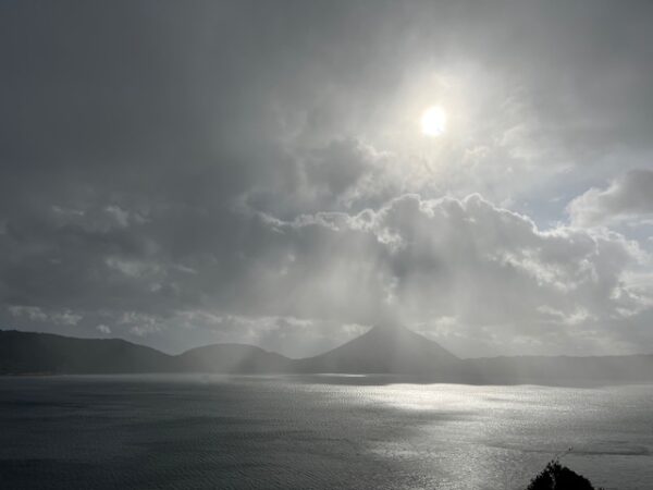 鹿児島旅行指宿池田湖から開門岳をのぞむ